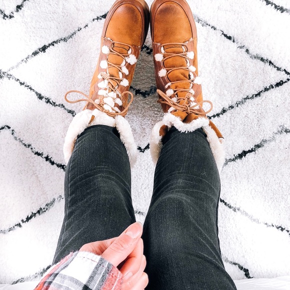 LAST 2// Vintage Lace Up Ski Snow Winter Boot - Picture 2 of 7